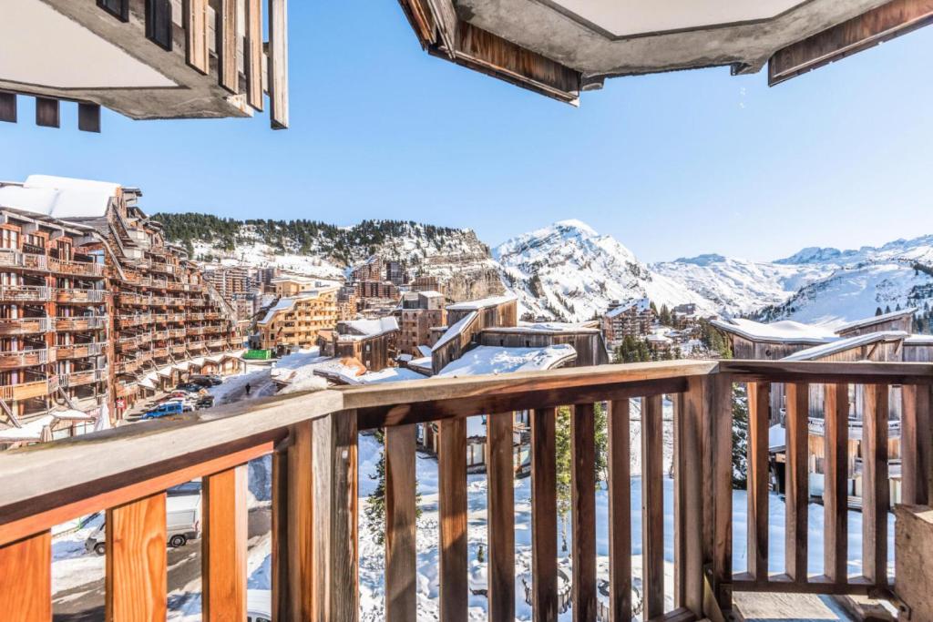 - une vue depuis le balcon d'un complexe avec des montagnes enneigées dans l'établissement Résidence Quartier Falaise - maeva Home - 2 Pièces 4 Personnes Prestige MAE-4127, à Avoriaz