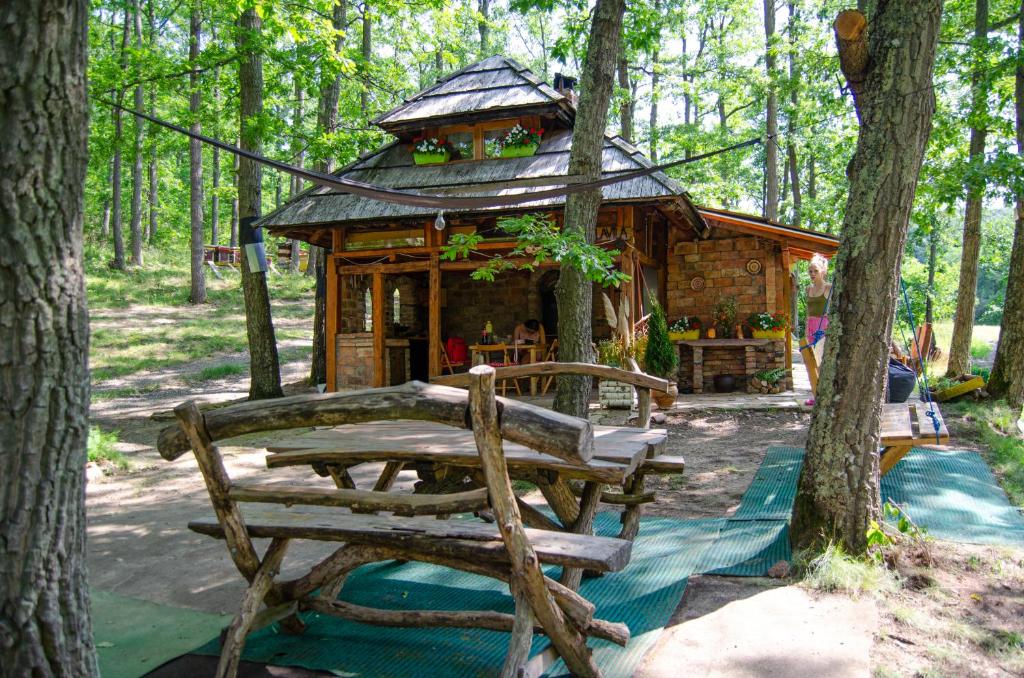 Cabaña de madera en el bosque con banco de madera en Brvnara Mila Vila en Pranjani