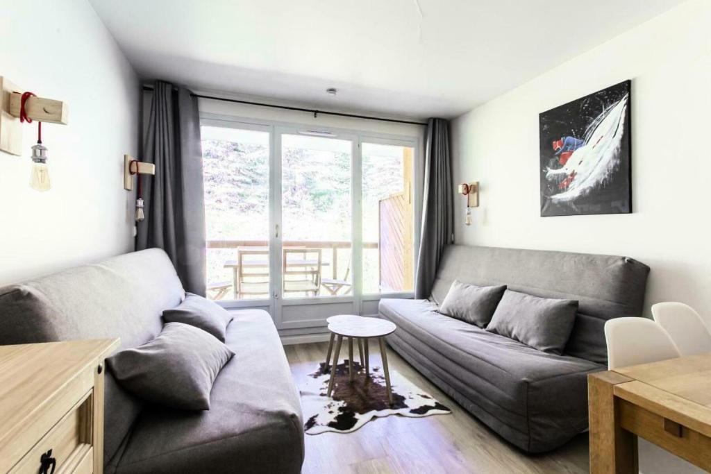 un salon avec un canapé et une table dans l'établissement Résidence L'Albane - maeva Home - Appartement moderne 2 pièces 6 personnes - Prestige - super Home MAE-7884, à Vars