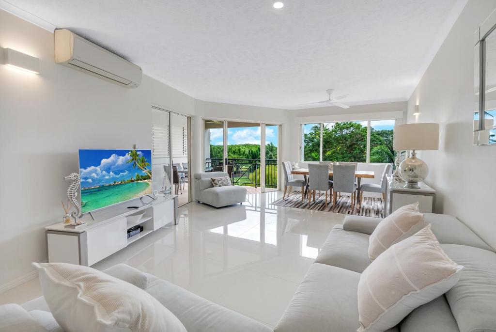 Μια τηλεόραση ή/και κέντρο ψυχαγωγίας στο Cairns Waterfront Condo - 5 minutes from airport