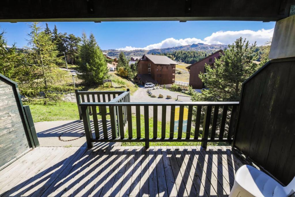 - une vue depuis le balcon d'une maison avec un banc dans l'établissement Résidence les Chalets D'aurouze - maeva Home - Appartement 2 Pièces 5 Personnes - Confort MAE-5467, à Saint-Étienne-en-Dévoluy