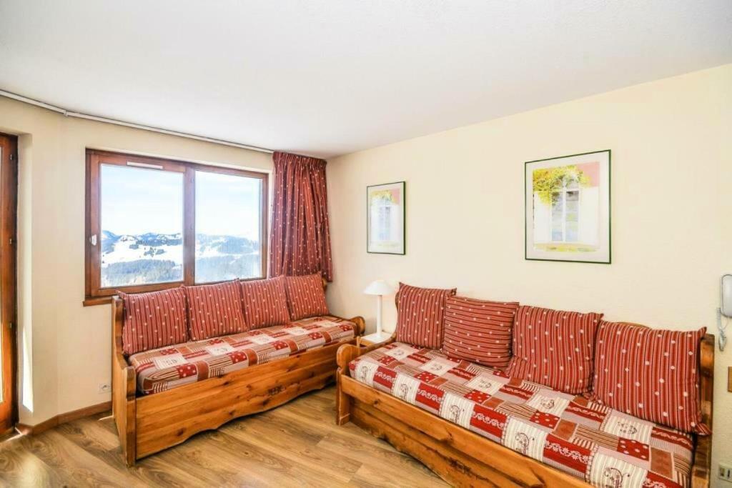 a living room with two couches and a window at Résidence Quartier Falaise - maeva Home - Appartement 2 pièces 6 personnes - Sélection MAE-2824 in Avoriaz
