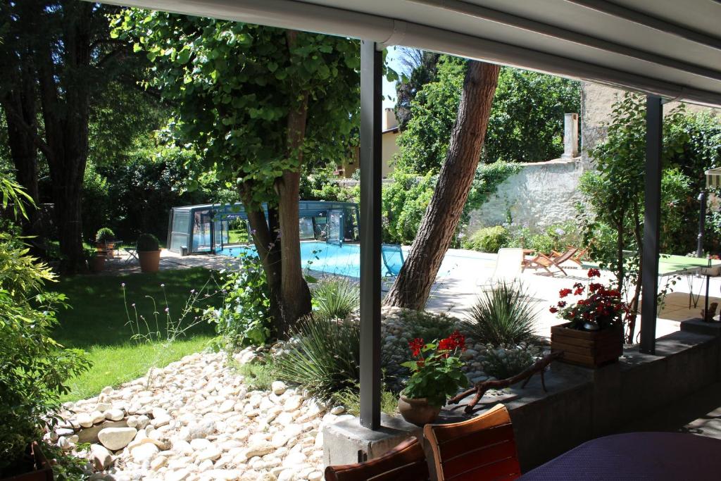 vistas al jardín desde el porche de una casa en Carcas Hôtes Guest House, en Carcassonne