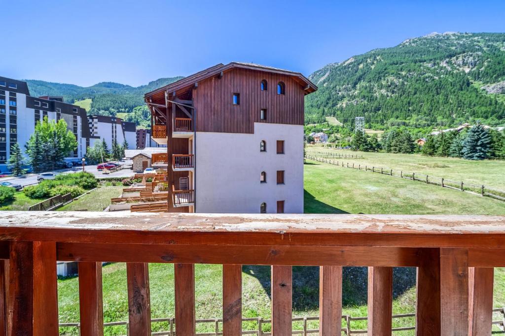 une vue depuis le balcon d'un immeuble dans l'établissement Résidence L'Alpaga - maeva Home - Appartement 3 pièces 8 Personnes - Budget MAE-2474, à La Salle Les Alpes
