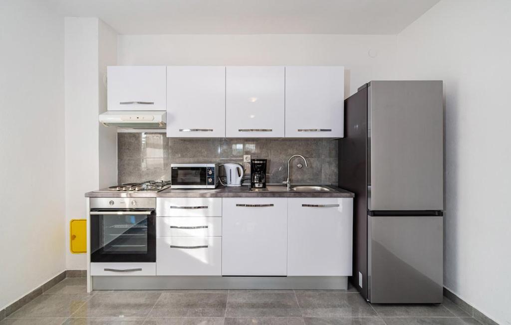 Kuchyňa alebo kuchynka v ubytovaní Apartman - Starigrad Paklenica-Rovanjska, Zadarska