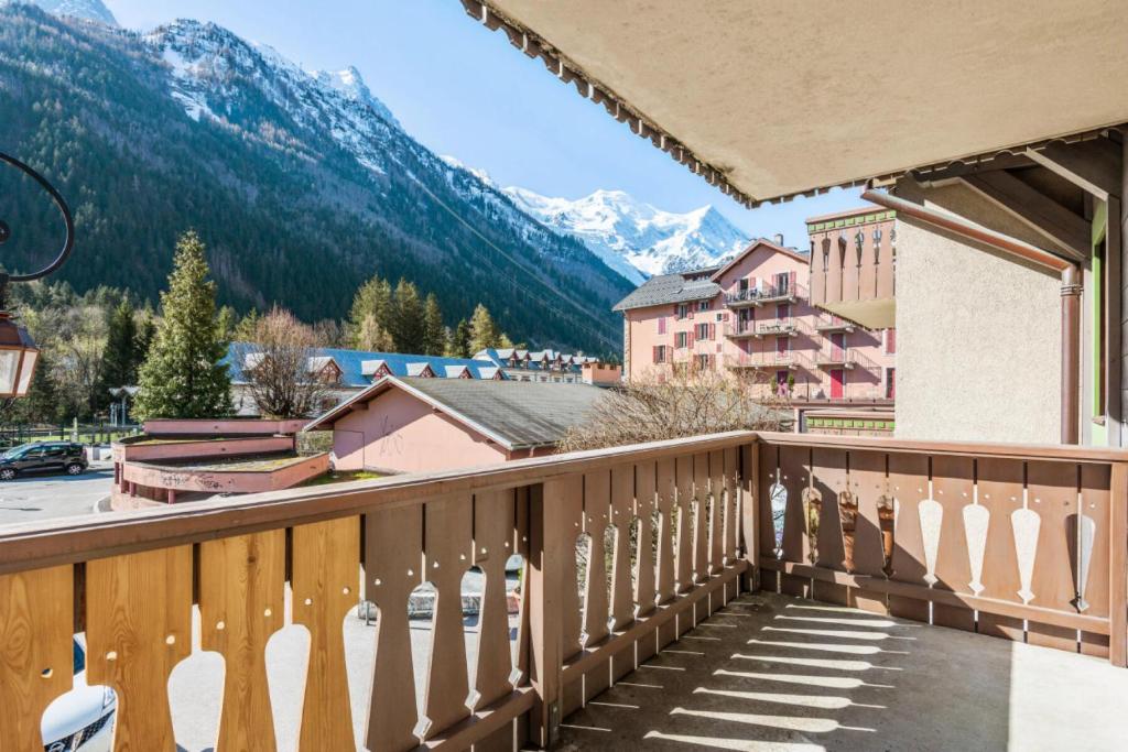 un balcon avec vue sur une montagne dans l'établissement Résidence La Ginabelle - maeva Home - 4 Pièces 6 Personnes - Prestige MAE-1506, à Chamonix-Mont-Blanc
