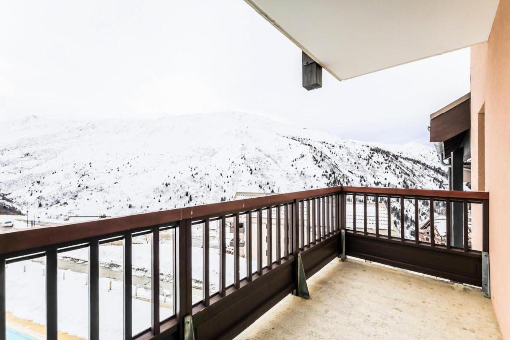 Elle comprend un balcon offrant une vue sur une montagne enneigée. dans l'établissement Résidence Le Thabor - maeva Home - Appartement 2 Pièces 5 Personnes - Confort MAE-0345, à Le Désert