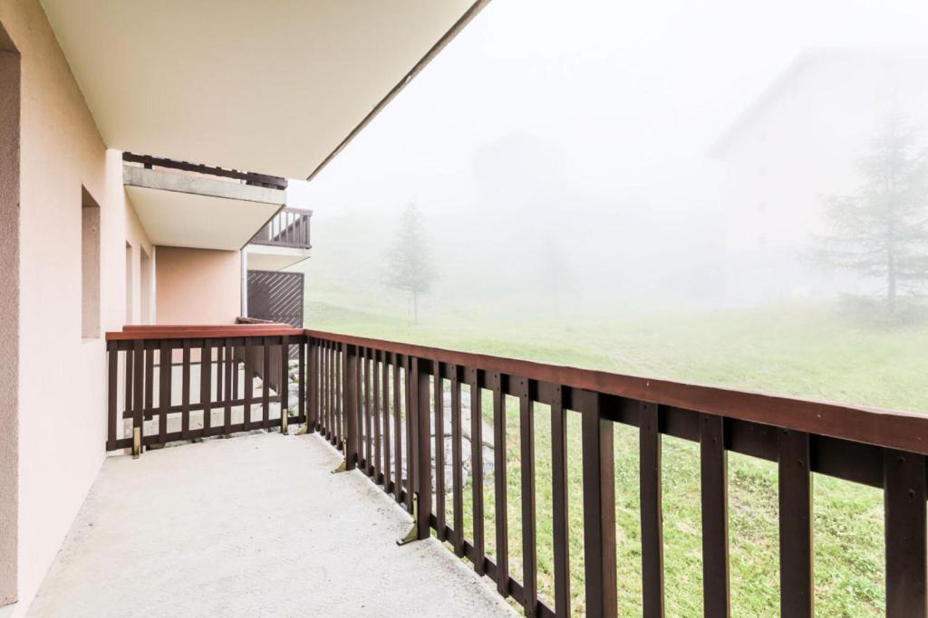 - un balcon offrant une vue sur un champ dans l'établissement Résidence Le Thabor - maeva Home - Appartement 2 Pièces 5 Personnes Confort MAE-5667, à Le Désert