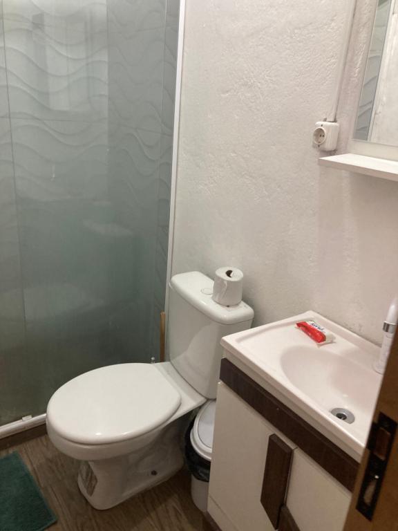 y baño con aseo blanco y lavamanos. en N1-3 Apto Céntrico Pequeño Habitación C/ Aire Acondicionado P/4 Personas Baño Privado, en Artigas