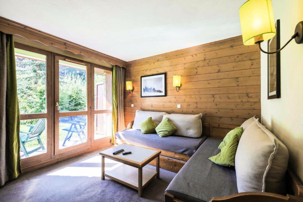 a living room with a couch and a window at Quartier La Forêt - maeva Home - Appartement 2 pièces 6 personnes - Sélec 444 in Valmorel