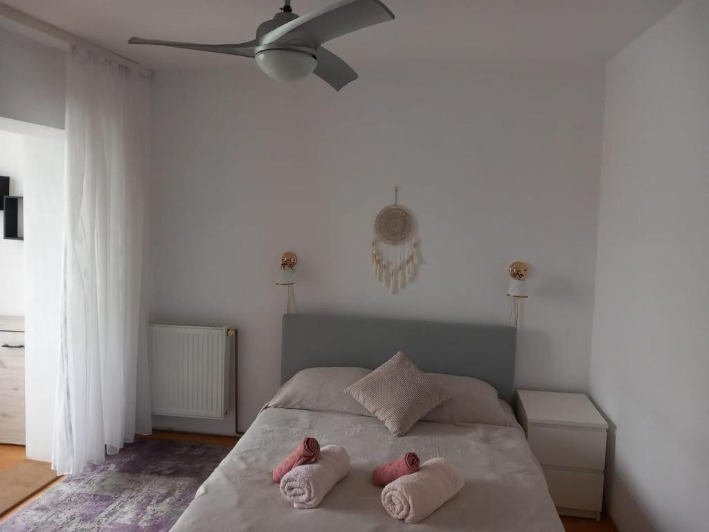 een slaapkamer met een bed met twee handdoeken erop bij Ingrid Apartament in Iaşi
