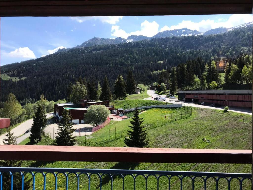 d'un balcon offrant une vue sur la montagne. dans l'établissement Résidence Pierra Menta - maeva Home - Studio 5 personnes - Confort MAE-2344, à Arc 1800