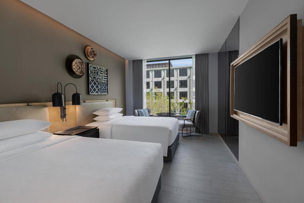 Four Points by Sheraton Phuket Patong Beach Resort - 2