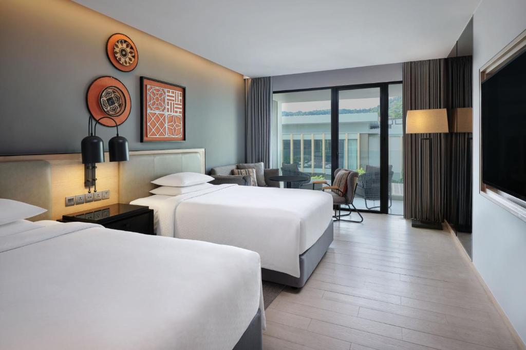 Four Points by Sheraton Phuket Patong Beach Resort - 10