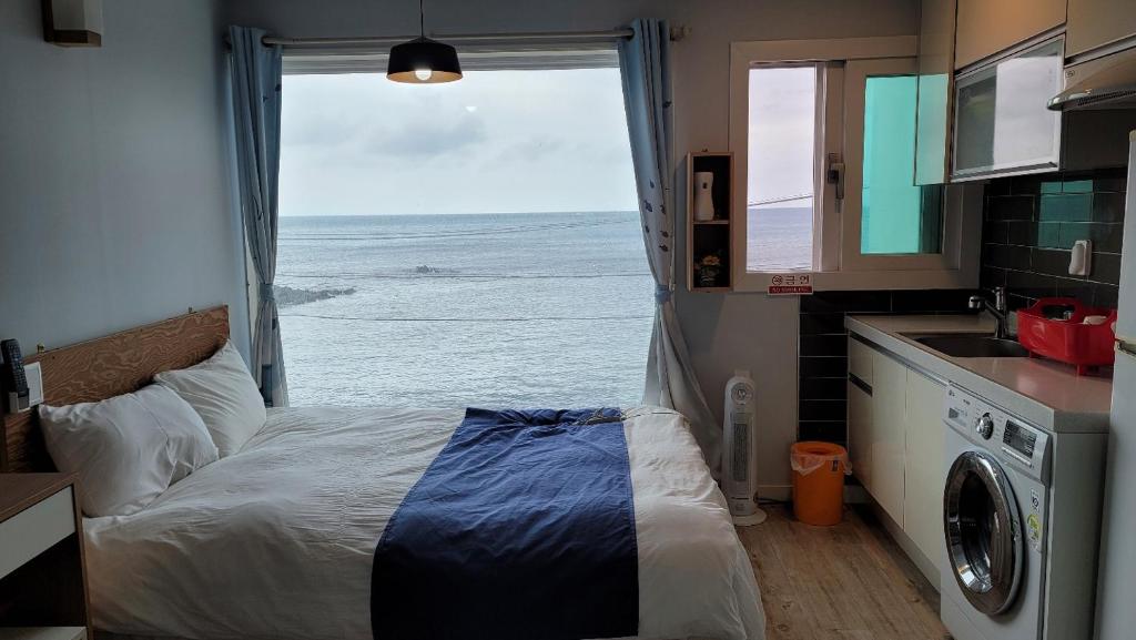 Kuchyň nebo kuchyňský kout v ubytování Sometimes Jeju