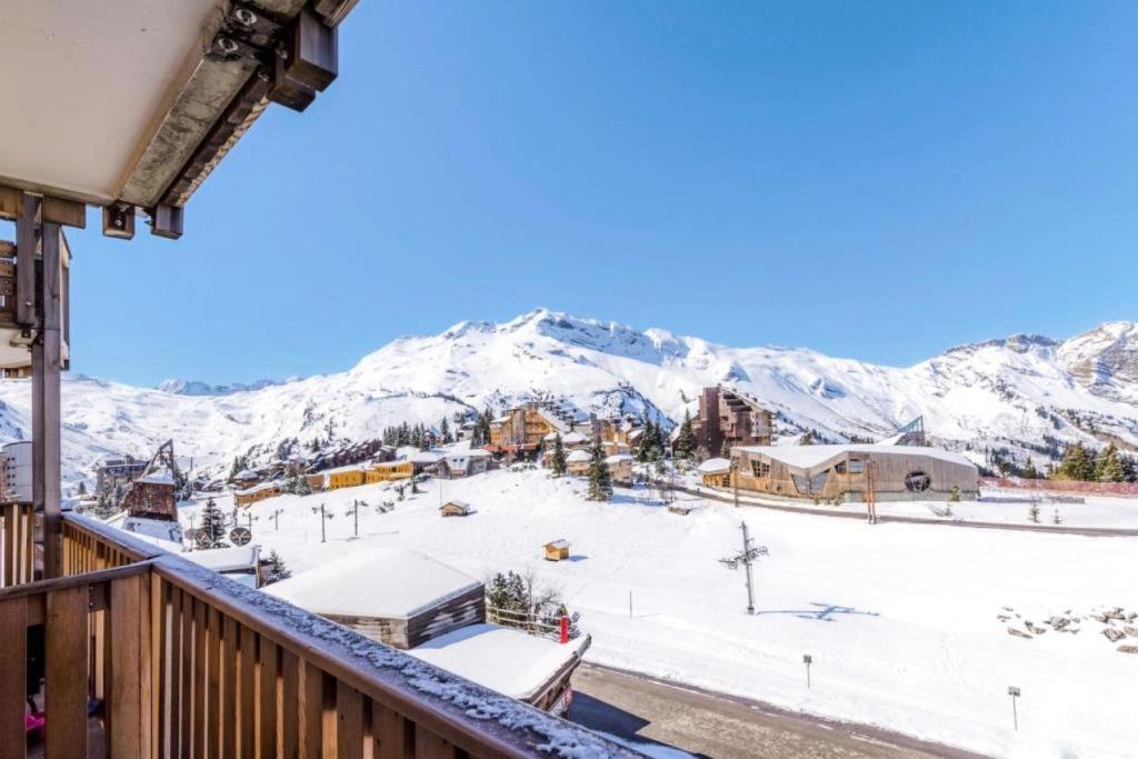 - un balcon offrant une vue sur une station de ski avec des montagnes enneigées dans l'établissement Résidence Les Fontaines Blanches - maeva Home - 2 Pièces 4 Personnes Sélection MAE-5573, à Morzine