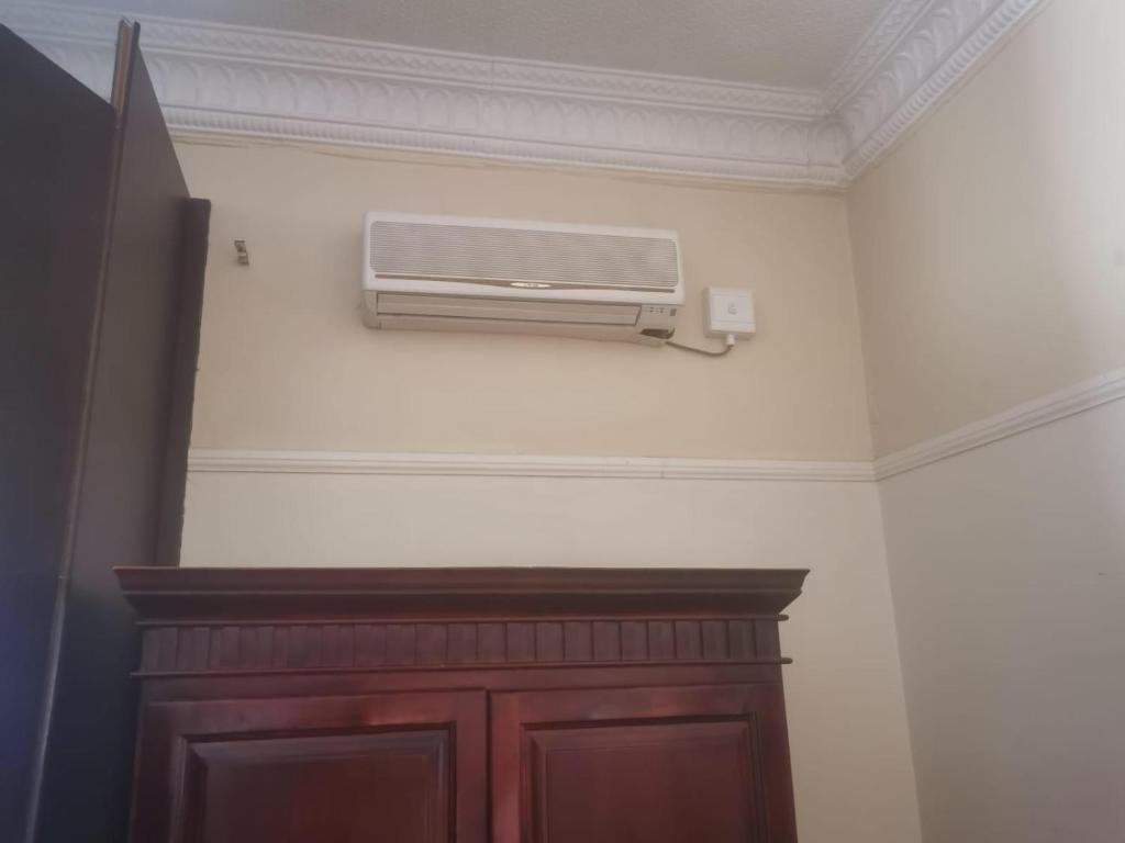 Tom's Place Guest House - Comfort King Room