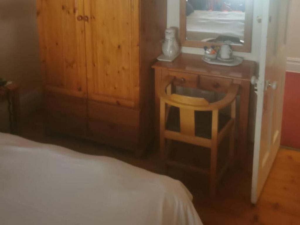 Tom's Place Guest House - Standard King Room