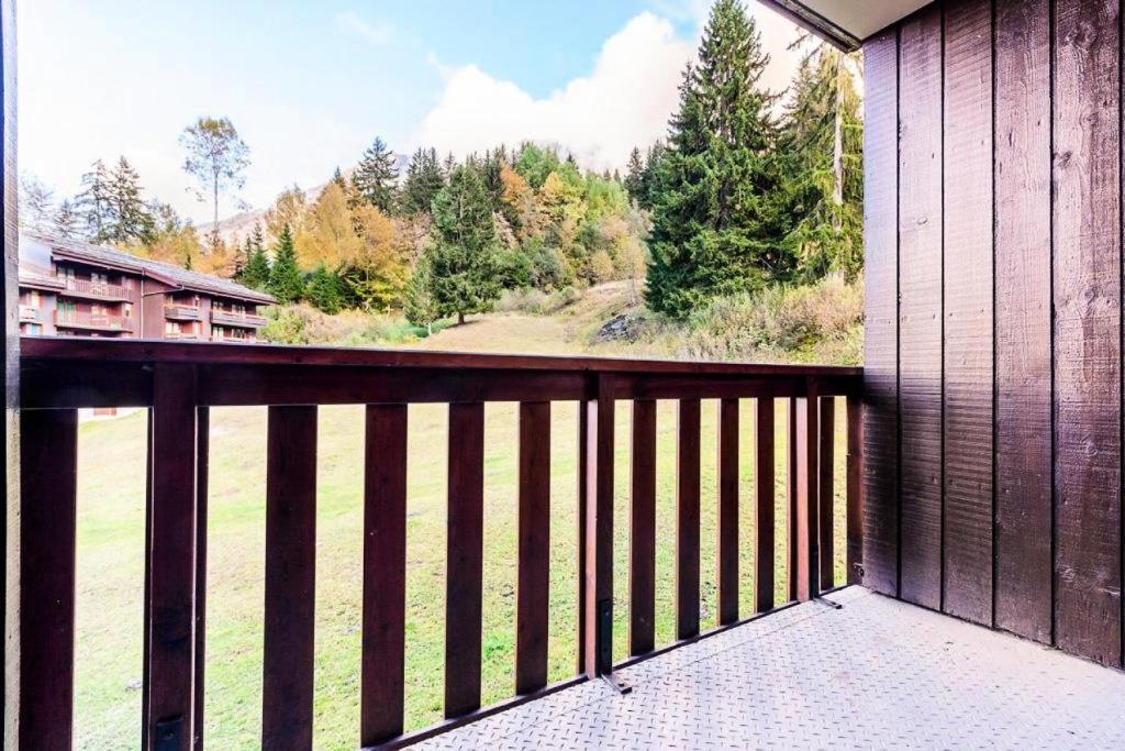 Elle comprend un balcon offrant une vue sur la forêt. dans l'établissement Quartier Crève Cœur - maeva Home - Studio 4 Personnes - Confort MAE-3612, à Valmorel