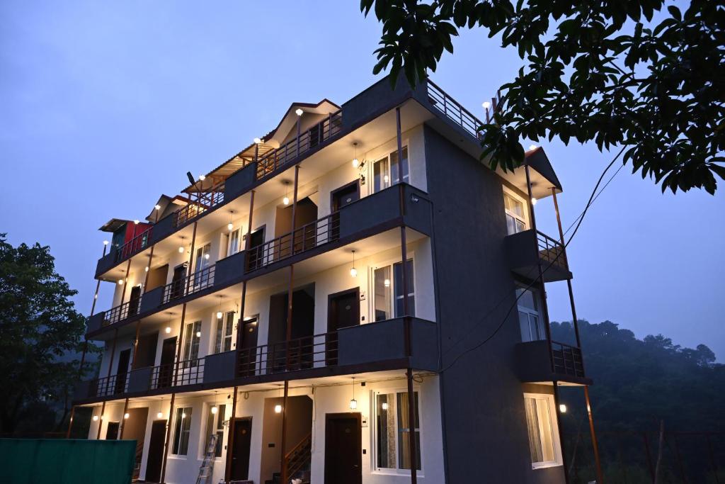 Un gran edificio blanco con luces. en The Blossom Glee, en Bhimtal
