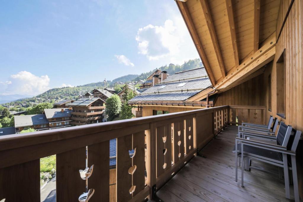 a balcony with chairs and a view of the mountains at Résidence Premium L'Hévana - maeva Home - Appartement 4 pièces 8 personnes 47 in Les Allues