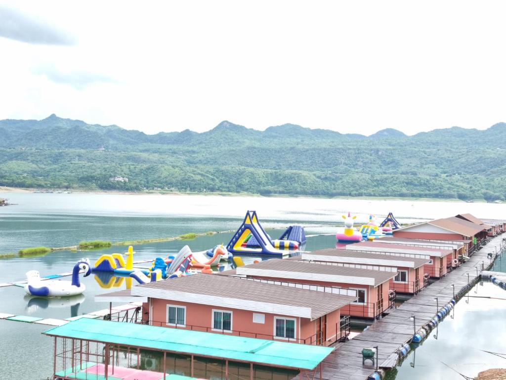 ein Dock mit vielen aufblasbaren Fahrten auf dem Wasser in der Unterkunft เดอะวอเตอร์ปาร์ครีสอร์ท- The Water Park Resort in Ban Laem Mong Khoi