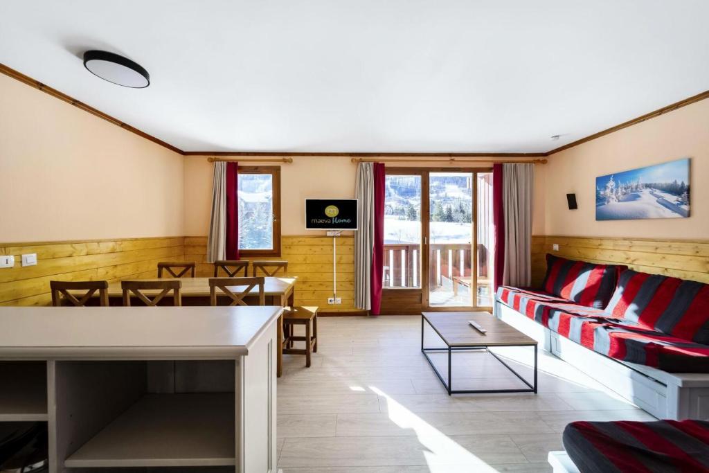 ein Wohnzimmer mit einem Sofa und einem Tisch in der Unterkunft Résidence L'Alpaga - maeva Home - Appartement 2 pièces 7 personnes - Séle 434 in La Salle Les Alpes