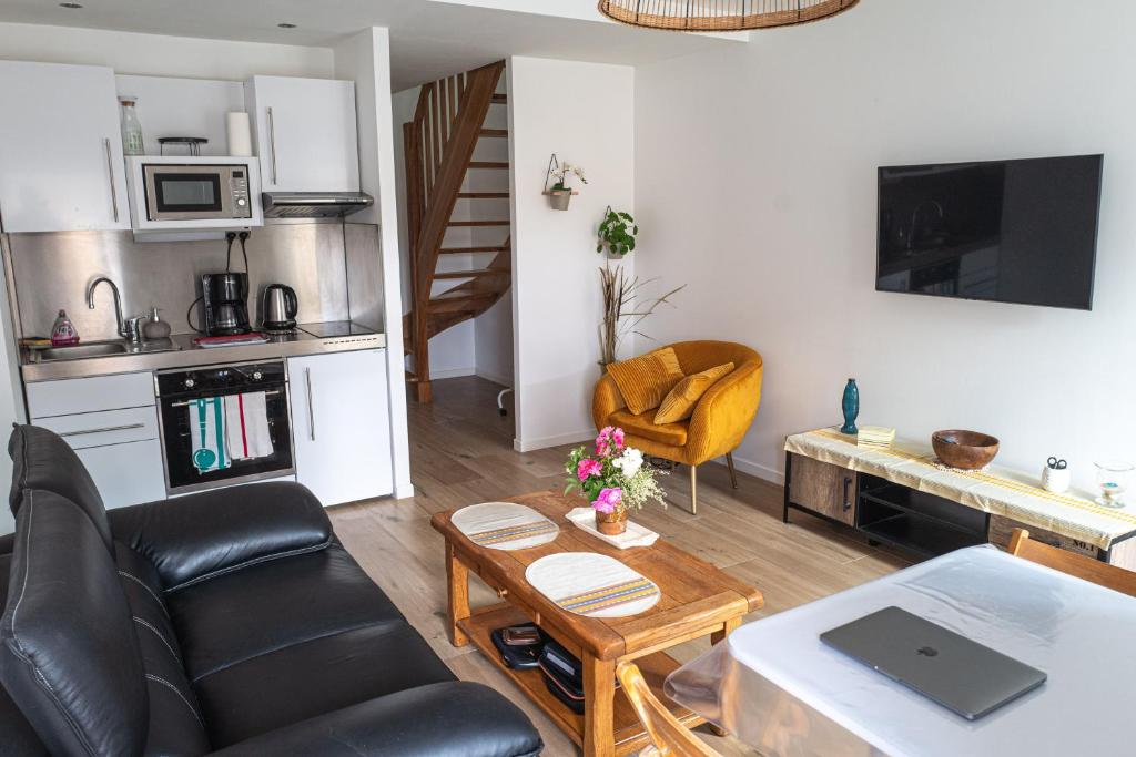 uma sala de estar com um sofá e uma mesa em Gîte du Val d'Anglin au calme à 7 km de Le Blanc em Mauvières