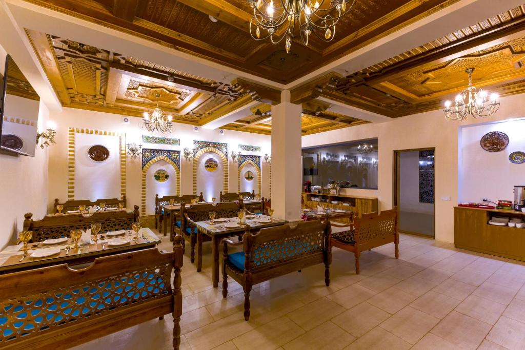 AL-HAYAT餐厅或其他用餐的地方