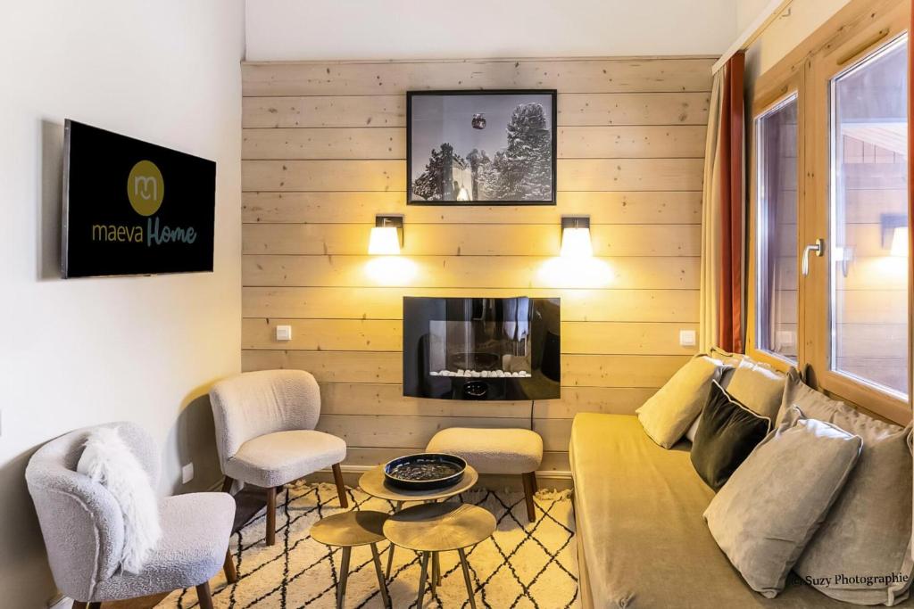 un salon avec un canapé, des chaises et une télévision dans l'établissement Résidence Plagne Lauze - maeva Home - Appartement 2 pièces 7 personnes avec vue montagne - Prestige - super Home MAE-5794, à Mâcot La Plagne