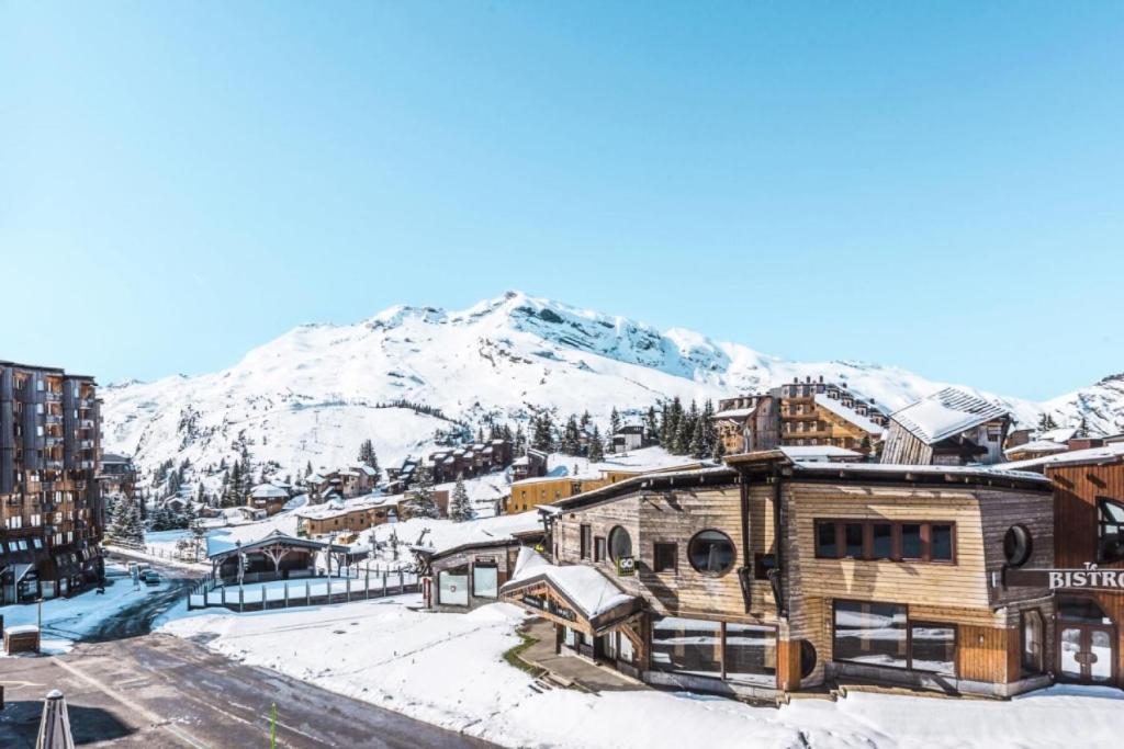 - une vue sur une ville avec des montagnes enneigées dans l'établissement Résidence Les Fontaines Blanches - maeva Home - 2 Pièces 4 Personnes Sélection MAE-6426, à Morzine