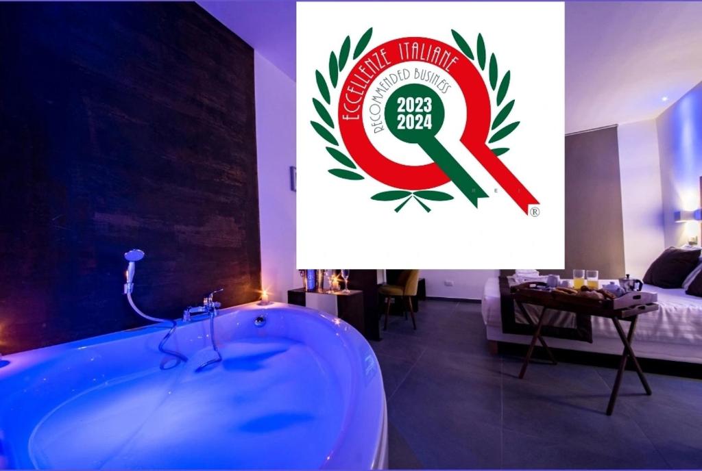 un grande schermo in un bagno con vasca di Hotel Assisivm Antica Dimora AD ad Assisi