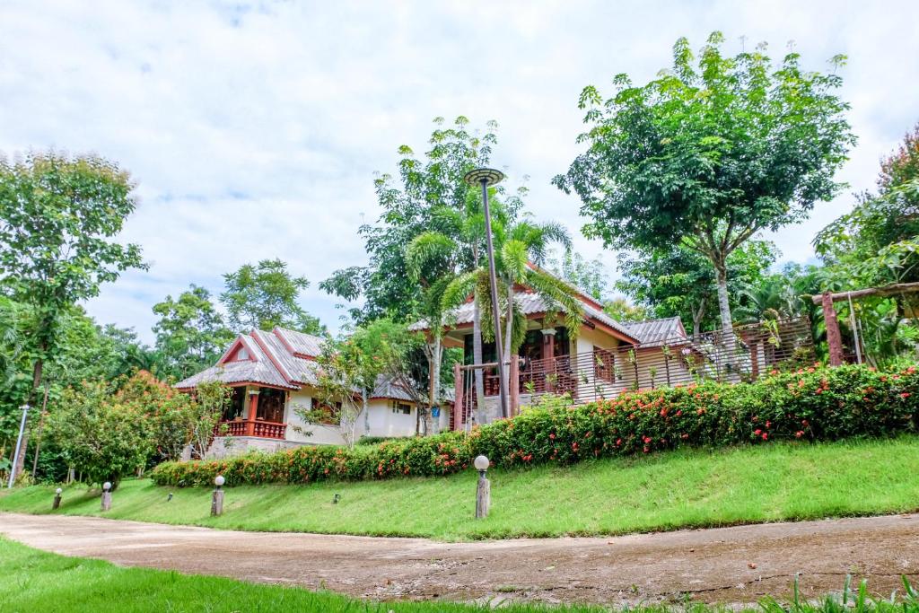 ein Haus inmitten eines Parks in der Unterkunft Mont Goei Pai in Pai
