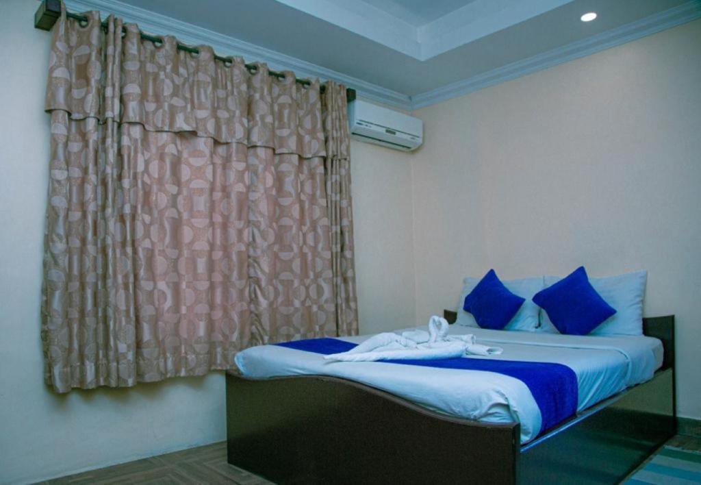 Postel nebo postele na pokoji v ubytování Taj Residency Pokhara