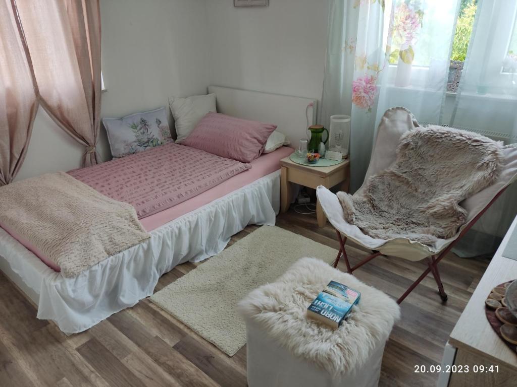 een slaapkamer met een bed, een stoel en een tafel bij gemütliches Einzelzimmer, nur Übernachtung, check in bis 0 Uhr in Brake Zwei