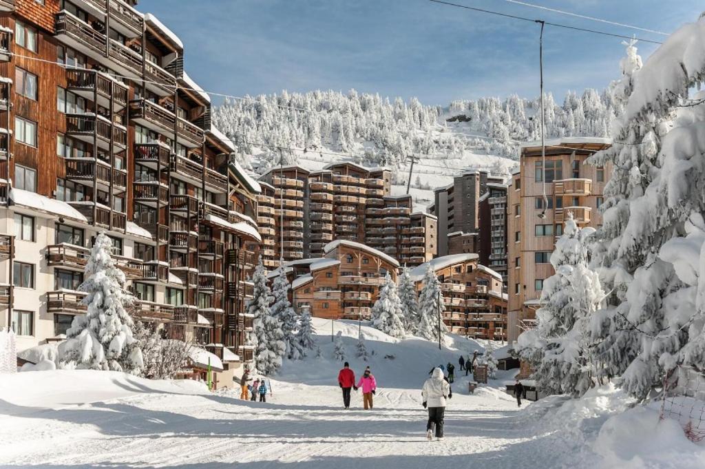a group of people on skis in the snow near buildings at Résidence Arietis - Atria-Crozats - maeva Home - Appartement 3 pièces 7 personnes - Prestige MAE-3914 in Morzine