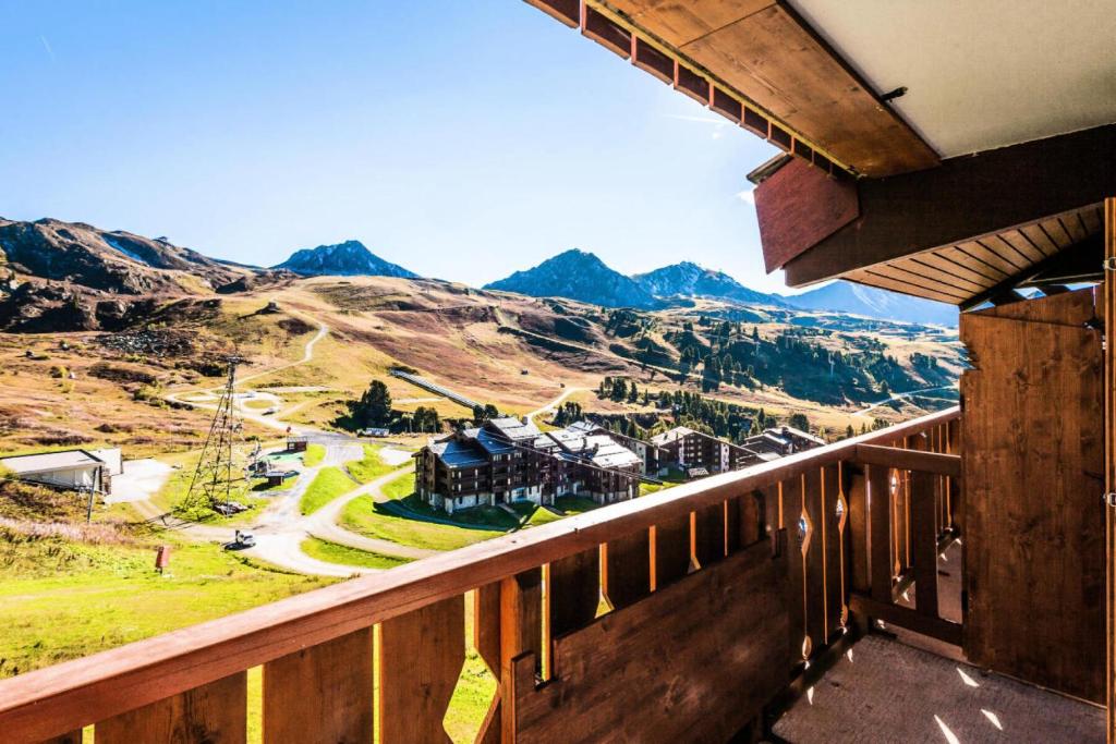- une vue depuis le balcon d'une maison dans les montagnes dans l'établissement Résidence Callisto - maeva Home - Appartement 3 pièces 6 personnes - Budget MAE-8964, à Aime La Plagne