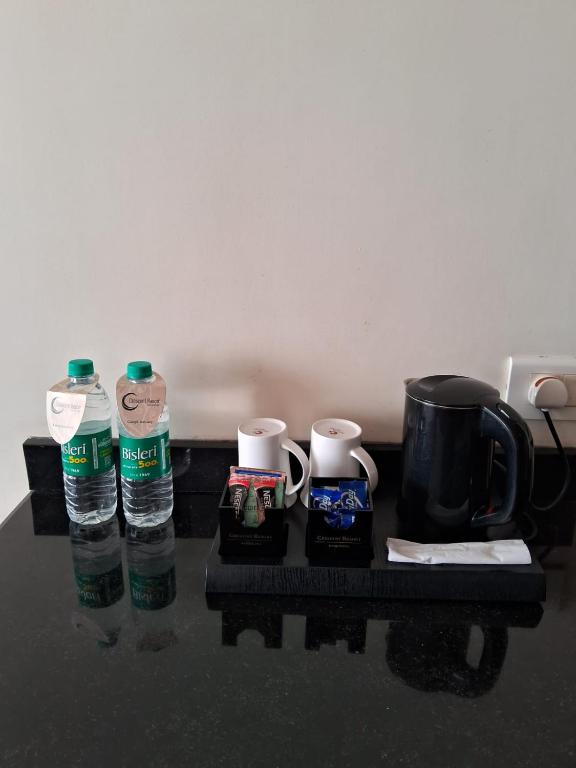Příslušenství pro přípravu čaje a kávy v ubytování Crescent Resort, Darjeeling