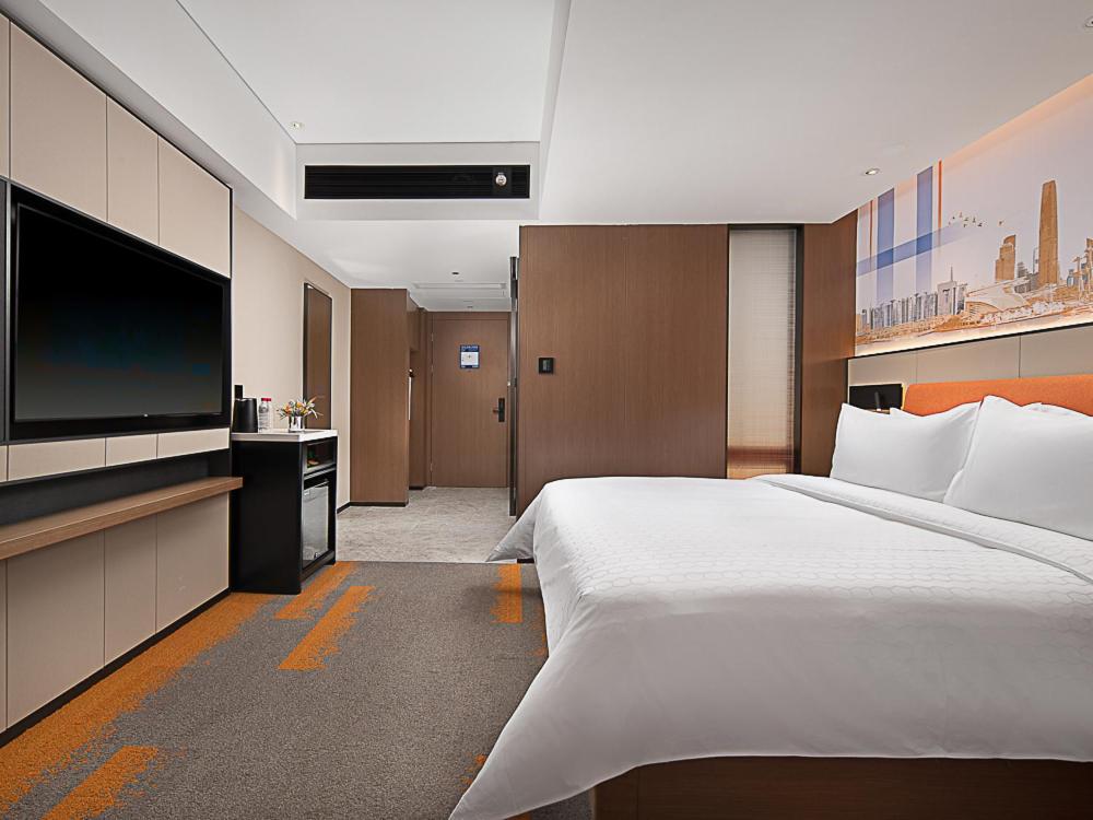 Postel nebo postele na pokoji v ubytování Hampton by Hilton Guangzhou Railway Station