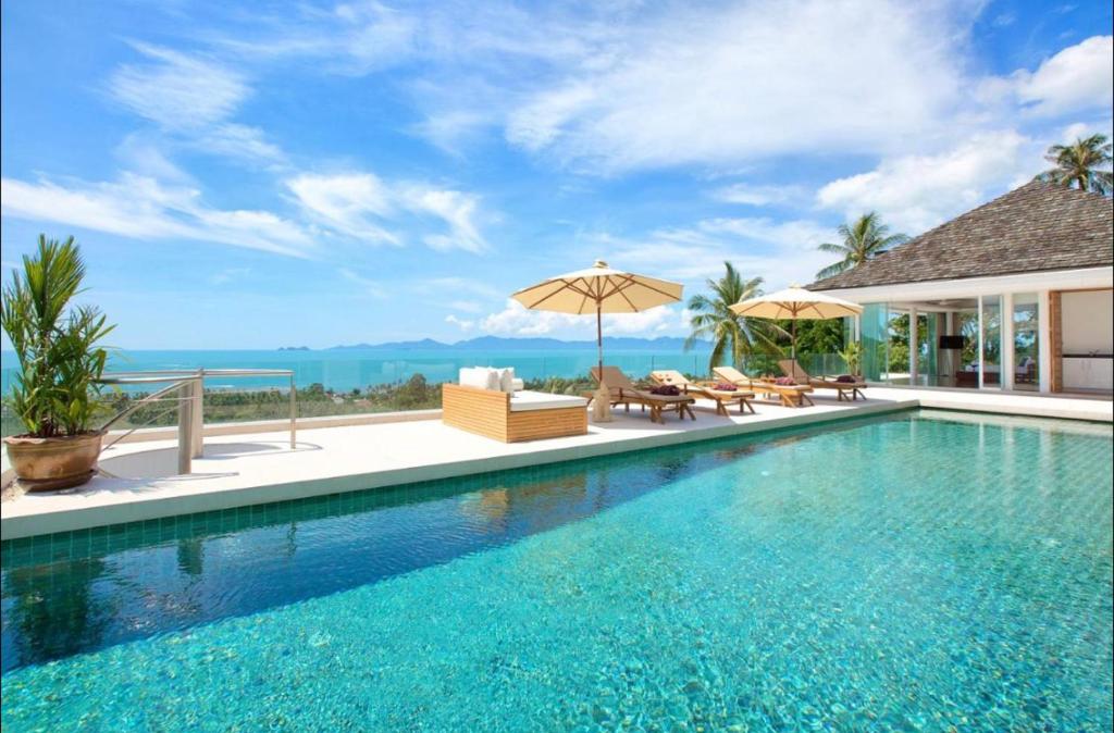 una piscina con vistas al océano en White Tiger Villa en Koh Samui