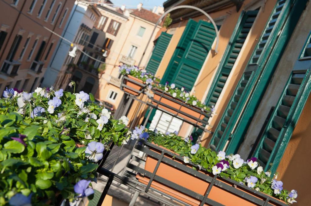 um ramo de flores na varanda de um edifício em VeronAntica B&B em Verona