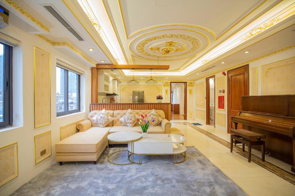 - un salon avec un canapé et un piano dans l'établissement Sumitomo8 Apartment &Residentce 68 Kim Mã Thượng, à Hanoï