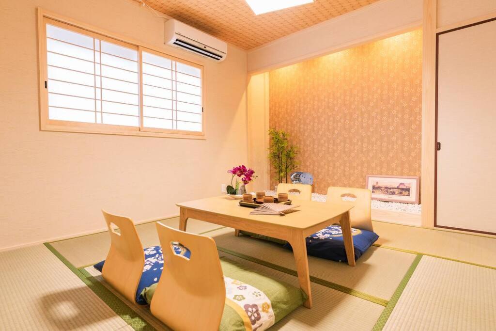a dining room with a table and chairs at 櫻の宿 Sakura Osaka Midoribashi5min 3ppl liubj7 in Osaka