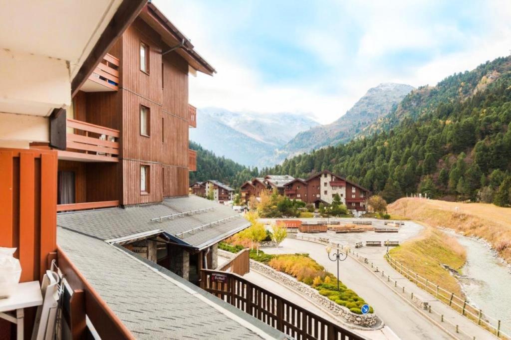 Vous bénéficierez d'une vue sur la rivière et les montagnes depuis le balcon de l'hôtel. dans l'établissement Résidence Les Sentiers du Tueda - maeva Home - 2 Pièces 6 Personnes Sélection MAE-1311, à Les Allues