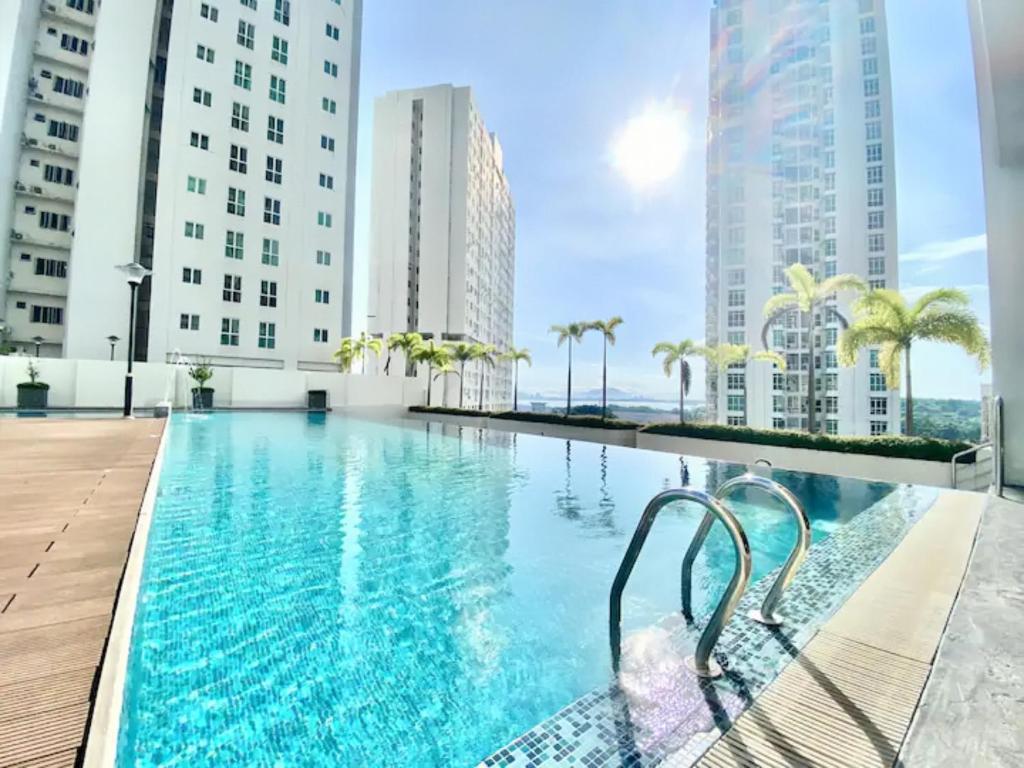 בריכת השחייה שנמצאת ב-Straits Garden Suites Penang או באזור