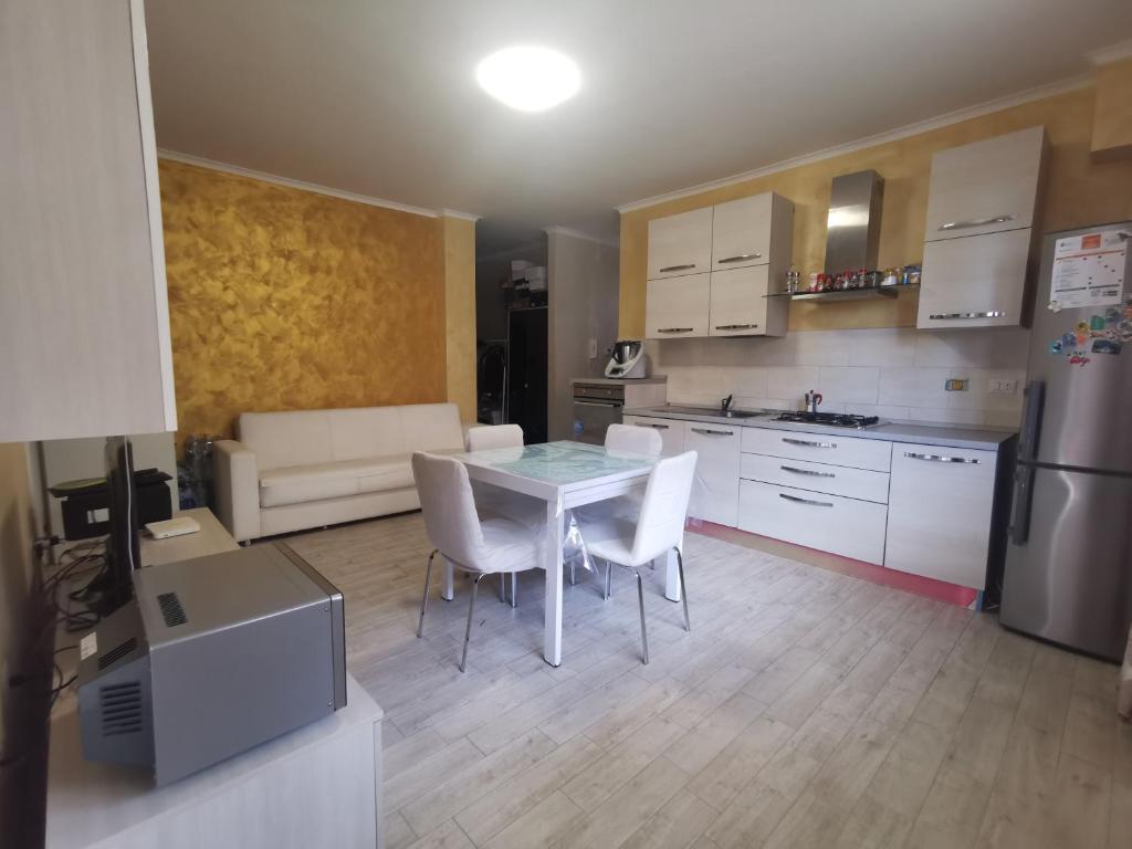 una cucina con tavolo e sedie in una stanza di Home Brigitte a Frascati