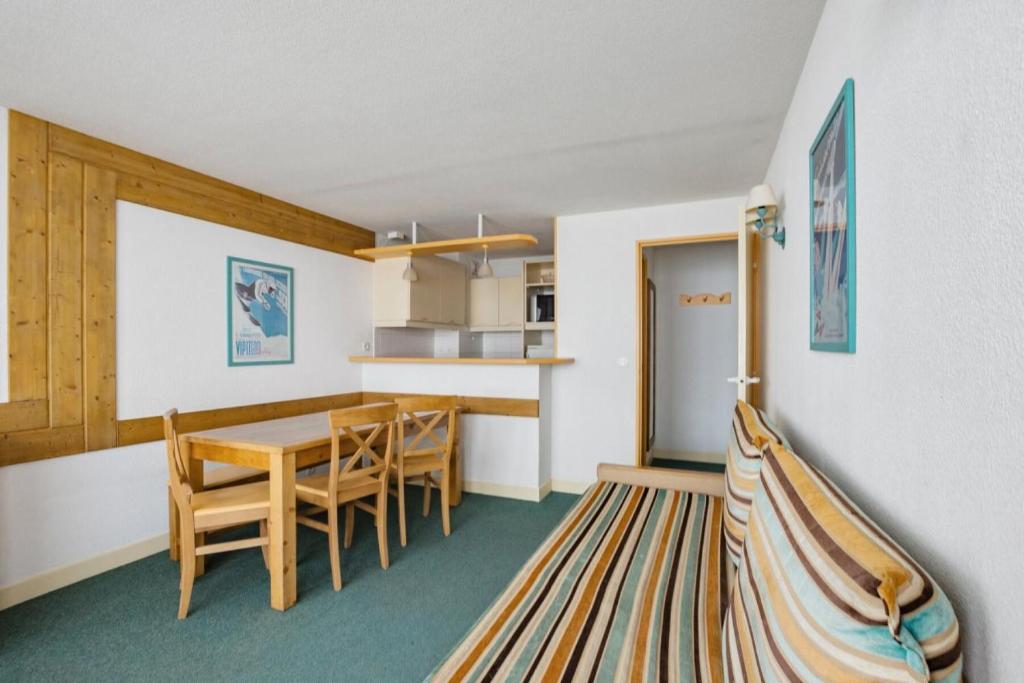 une cuisine et une salle à manger avec une table et des chaises dans l'établissement Résidence Le Montana - maeva Home - 2 pièces 6 Personnes Confort MAE-9429, à La Mongie