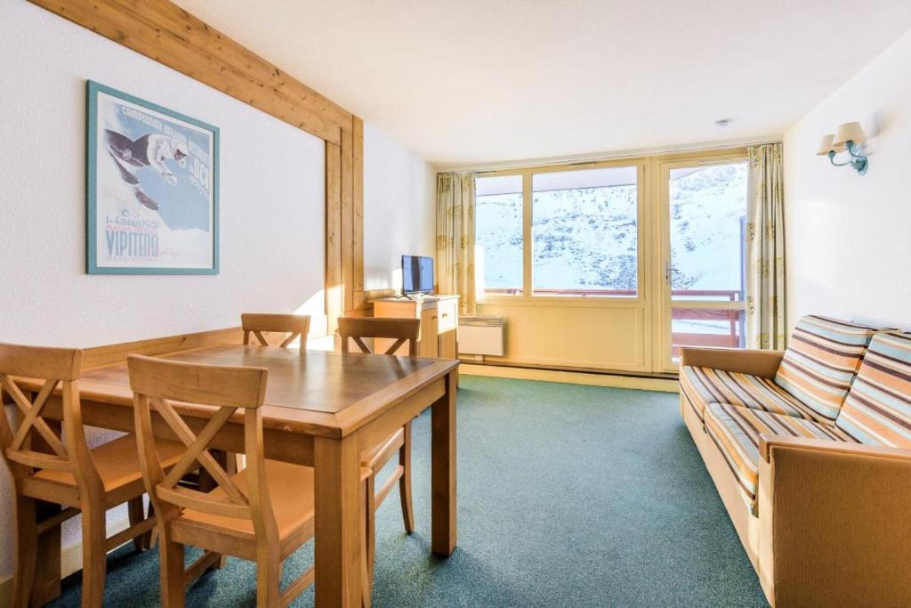un salon avec une table en bois et un canapé dans l'établissement Résidence Le Montana - maeva Home - Studio 4 Personnes Confort MAE-9712, à La Mongie