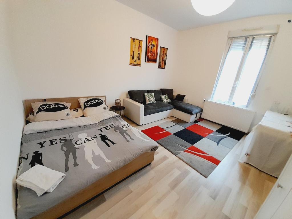 Ένα ή περισσότερα κρεβάτια σε δωμάτιο στο Une chambre de 20m2 chez les habitants