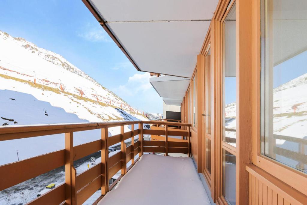 Elle comprend un balcon offrant une vue sur les montagnes enneigées. dans l'établissement Résidence Le Montana - maeva Home - 2 pièces 6 personnes Confort MAE-4640, à La Mongie